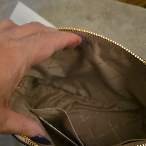 NWT Michael Kors Monogram Cream Crossbody Bag - Picture 4 of 5